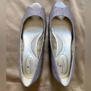 Bandolino B-Flexible Peep toe Wedge Pump silver chrome